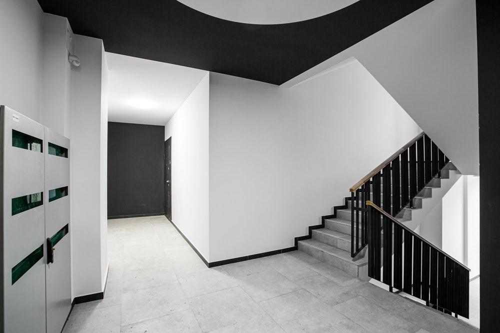 Premises lacked adequate security measures in a negligent security claim.